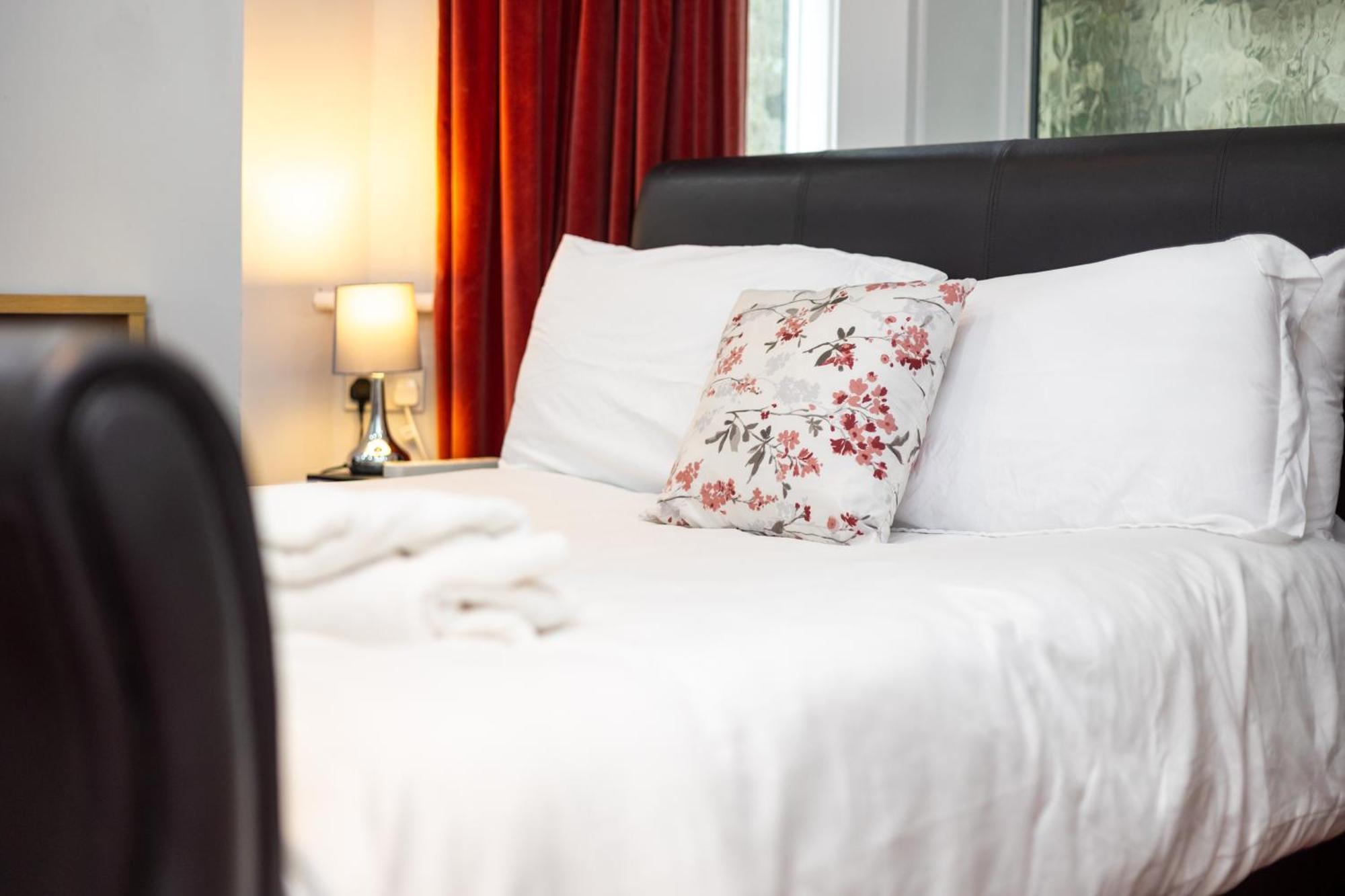 Spacious 3 Bedroom Ground Floor Apartment - 10 Mins From City Centre Leeds  Ngoại thất bức ảnh