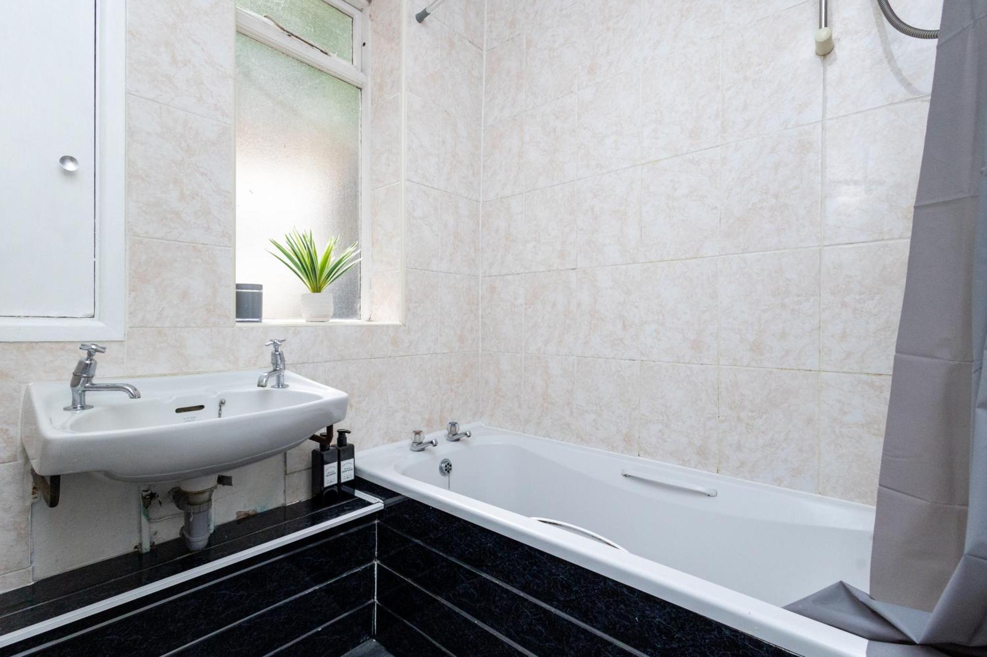 Spacious 3 Bedroom Ground Floor Apartment - 10 Mins From City Centre Leeds  Ngoại thất bức ảnh